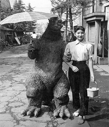 Hình ảnh hậu trường của hai diễn viên Haruo Nakajima trong vai Godzilla và Momoko Kochi (vai Emiko Yamane) trong phim “Godzilla” 1954. Ảnh: @Kloppholic